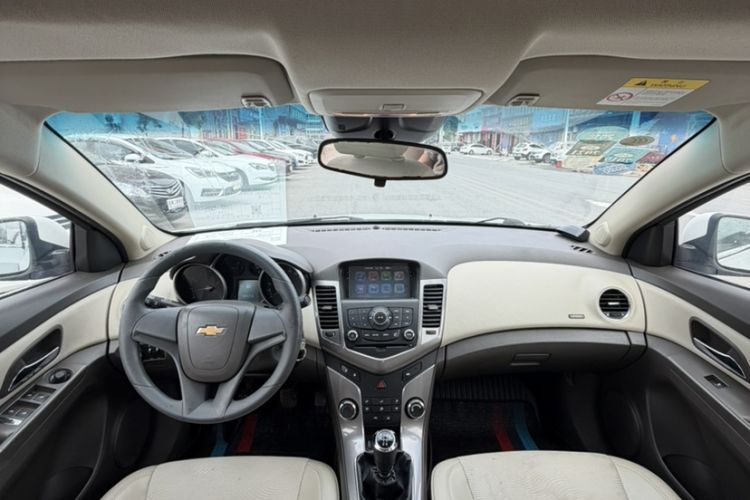 Used Chevrolet Cruze 2015 1.5L Classic SE MT Interior 2