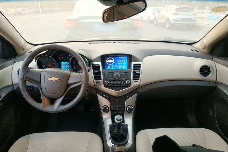 Used Chevrolet Cruze 2015 1.5L Classic SL MT Interior 2