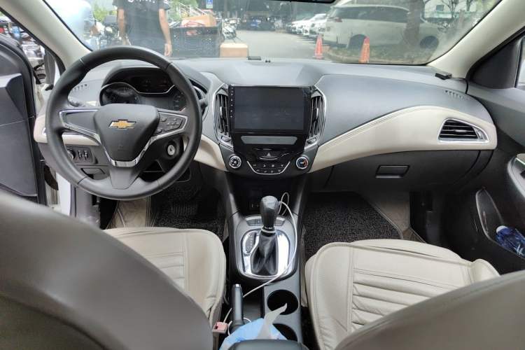 Used Chevrolet Cruze 2015 1.5L Automatic Luxury Edition Interior 2