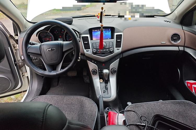 Used Chevrolet Cruze 2015 Hatchback 1.6L Automatic Comfort Edition Interior 2
