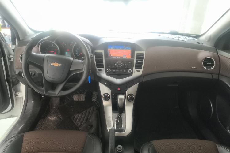 Used Chevrolet Cruze 2015 Hatchback 1.6L Automatic Comfort Edition Interior 2