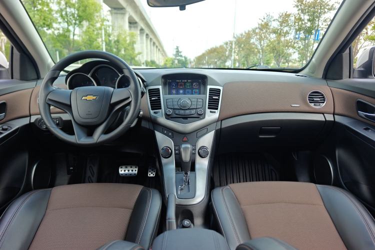 Used Chevrolet Cruze 2015 Hatchback 1.6L Automatic Comfort Edition Interior 2