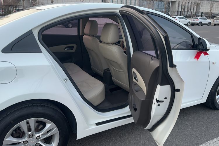 Used Chevrolet Cruze 2015 1.5L Classic SE AT Interior 2