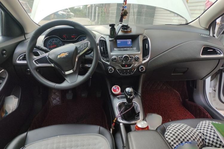 Used Chevrolet Cruze 2015 1.5L Manual Elite Edition Interior 2