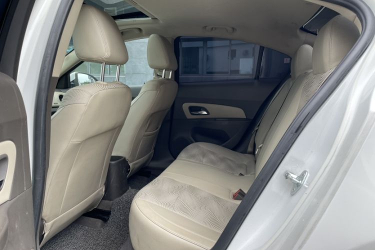 Used Chevrolet Cruze 2015 1.5L Classic SE AT Interior 2