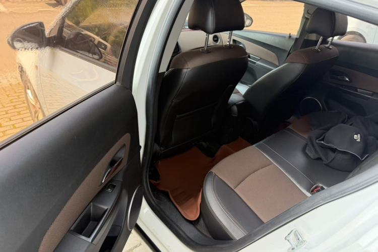 Used Chevrolet Cruze 2015 Hatchback 1.6L Automatic Comfort Edition Interior 2
