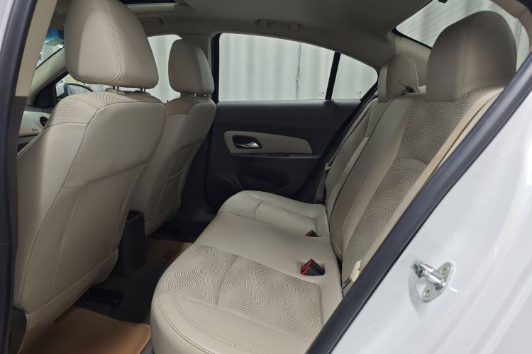 Used Chevrolet Cruze 2015 1.5L Classic SE AT Interior 2