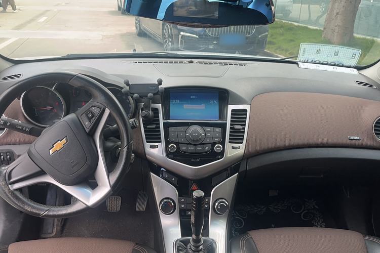 Used Chevrolet Cruze 2015 Hatchback 1.6L Manual Comfort Edition Interior 3