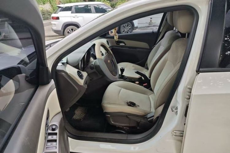 Used Chevrolet Cruze 2015 1.5L Classic SE MT Interior 3