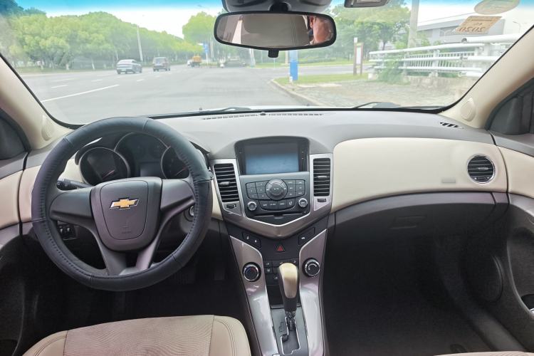 Used Chevrolet Cruze 2015 1.5L Classic SE AT Interior 3