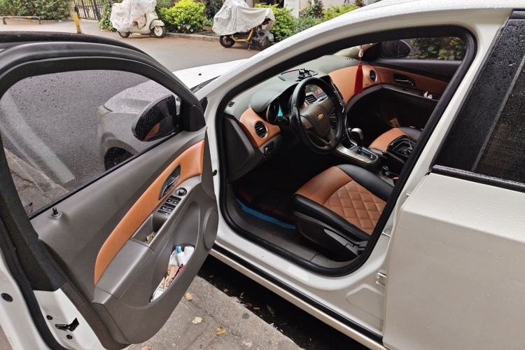 Used Chevrolet Cruze 2015 1.5L Classic SE AT Interior 3