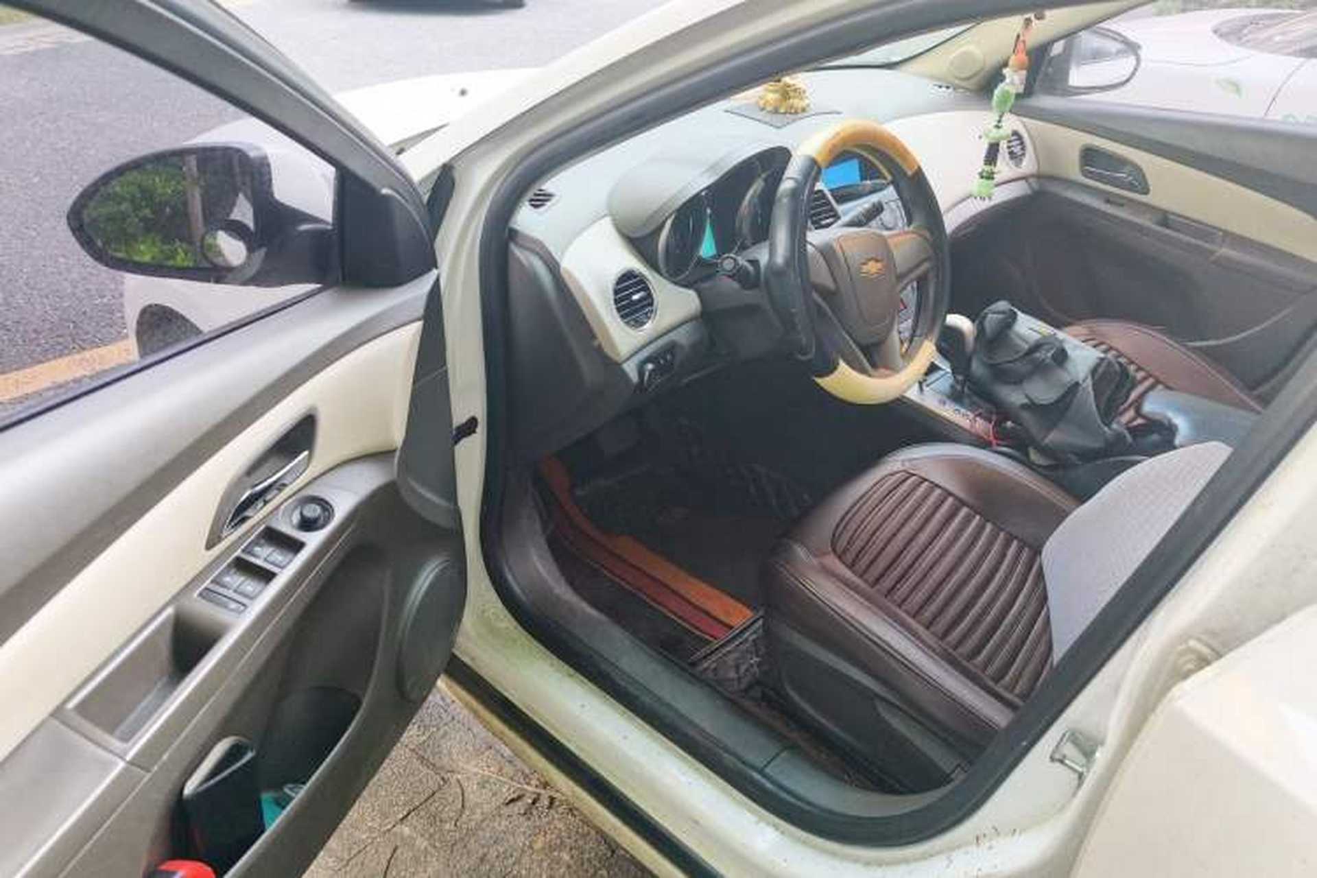 Used Chevrolet Cruze 2015 1.5L Classic SE AT Interior 3