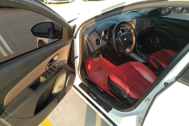 Used Chevrolet Cruze 2015 Hatchback 1.6L Automatic Comfort Edition Interior 3