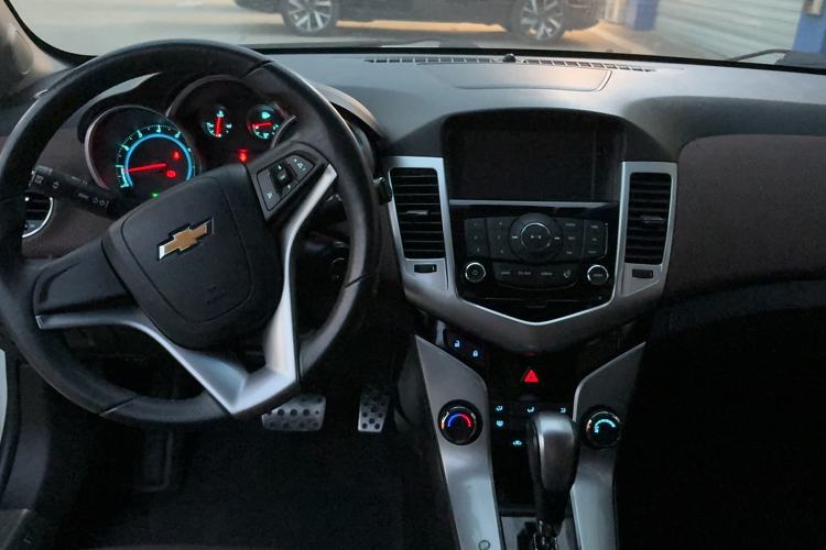 Used Chevrolet Cruze 2015 Hatchback 1.6L Automatic Comfort Edition Interior 3