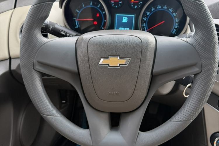 Used Chevrolet Cruze 2015 1.5L Classic SE MT Interior 3