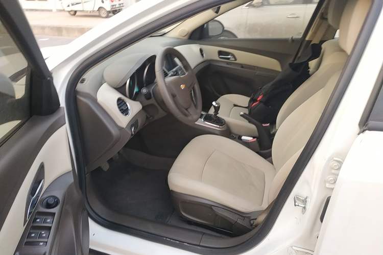 Used Chevrolet Cruze 2015 1.5L Classic SL MT Interior 3