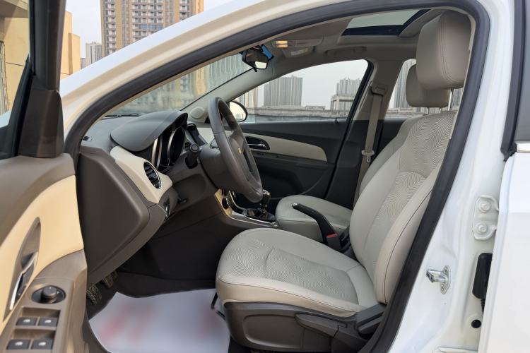 Used Chevrolet Cruze 2015 1.5L Classic SE MT Interior 3