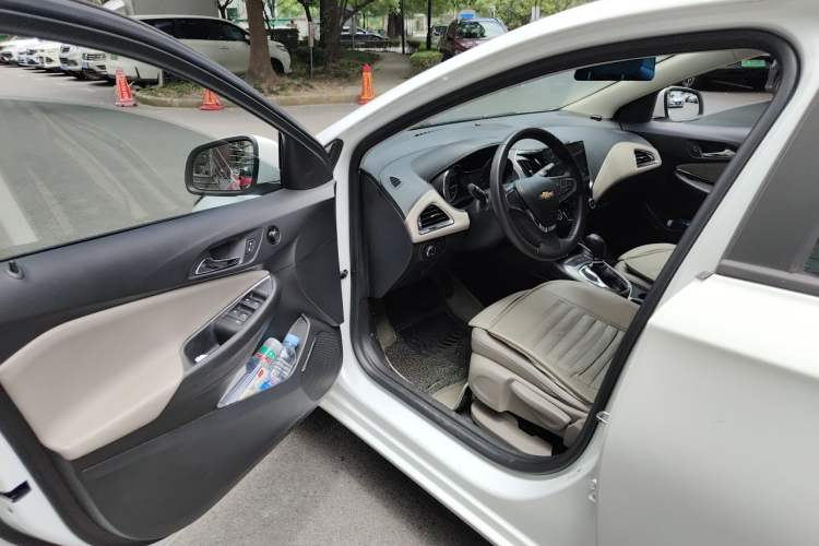 Used Chevrolet Cruze 2015 1.5L Automatic Luxury Edition Interior 3