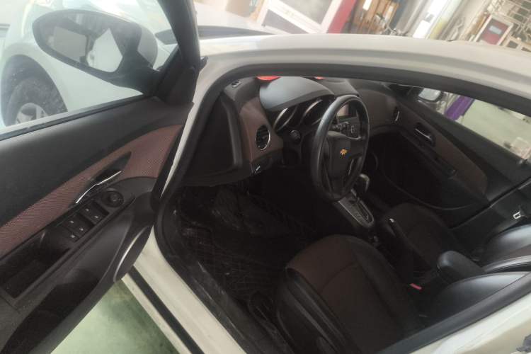 Used Chevrolet Cruze 2015 Hatchback 1.6L Automatic Comfort Edition Interior 3