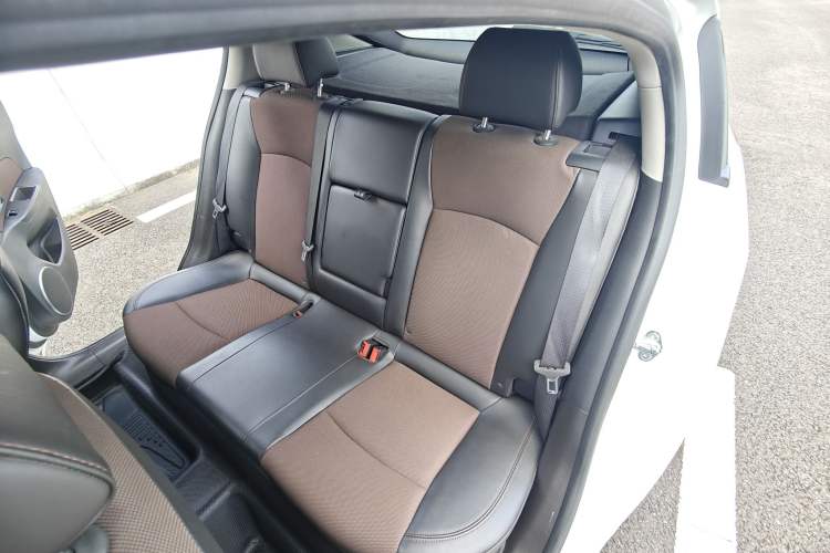 Used Chevrolet Cruze 2015 Hatchback 1.6L Automatic Comfort Edition Interior 3