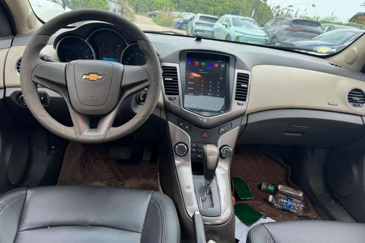 Used Chevrolet Cruze 2015 1.5L Classic SE AT Interior 3