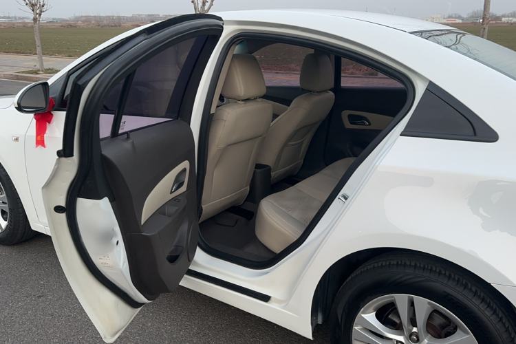 Used Chevrolet Cruze 2015 1.5L Classic SE AT Interior 3