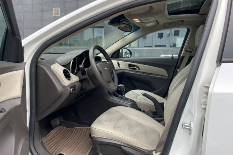 Used Chevrolet Cruze 2015 1.5L Classic SE AT Interior 3