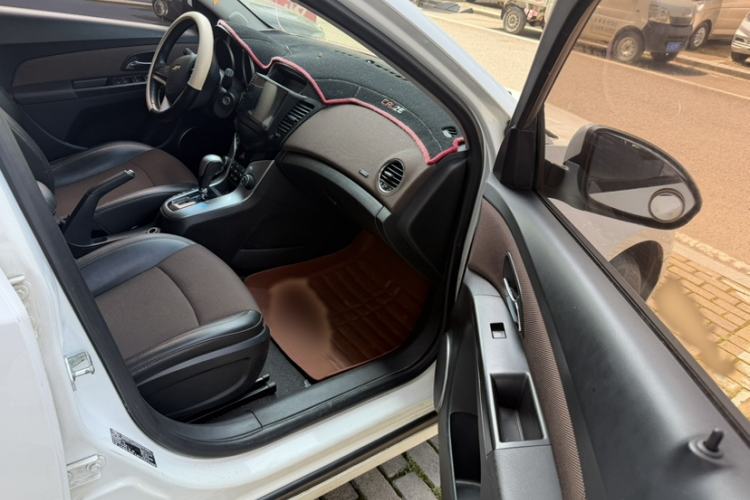 Used Chevrolet Cruze 2015 Hatchback 1.6L Automatic Comfort Edition Interior 3
