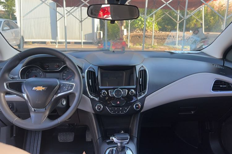 Used Chevrolet Cruze 2015 1.5L Automatic Luxury Edition Interior 3