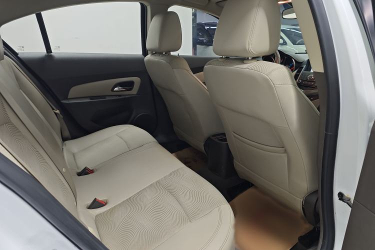 Used Chevrolet Cruze 2015 1.5L Classic SE AT Interior 3