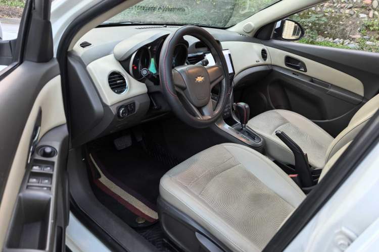 Used Chevrolet Cruze 2015 1.5L Classic SE AT Interior 3