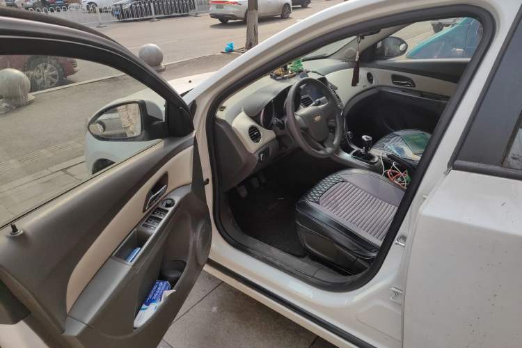 Used Chevrolet Cruze 2015 1.5L Classic SE MT Interior 3