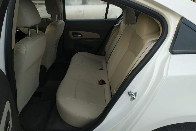 Used Chevrolet Cruze 2015 1.5L Classic SL MT Interior 4