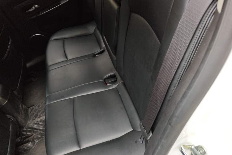 Used Chevrolet Cruze 2015 Hatchback 1.6L Automatic Comfort Edition Interior 4