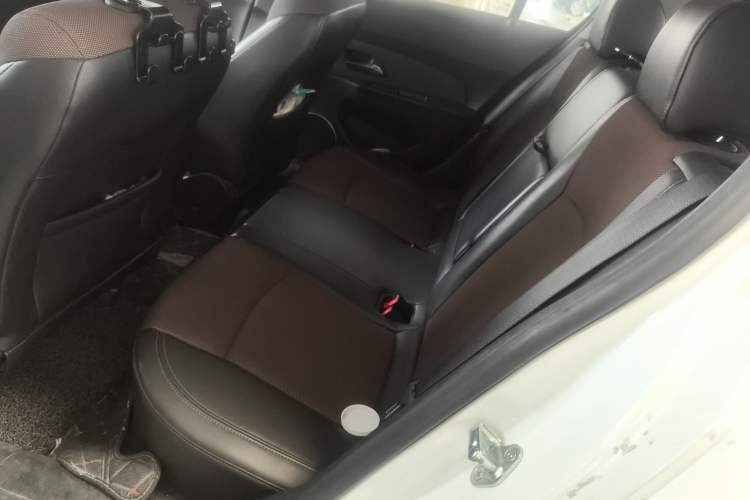 Used Chevrolet Cruze 2015 Hatchback 1.6L Automatic Comfort Edition Interior 4