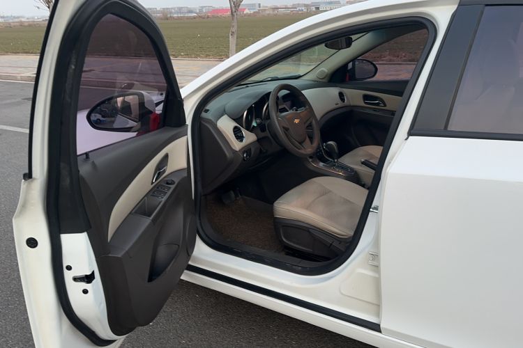 Used Chevrolet Cruze 2015 1.5L Classic SE AT Interior 4