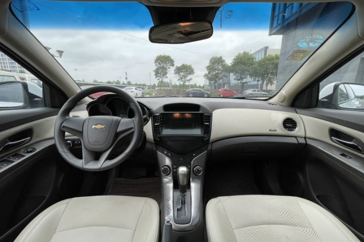 Used Chevrolet Cruze 2015 1.5L Classic SE AT Interior 4