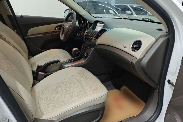 Used Chevrolet Cruze 2015 1.5L Classic SE AT Interior 4