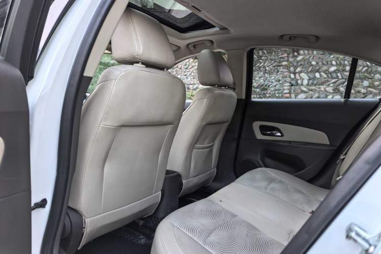 Used Chevrolet Cruze 2015 1.5L Classic SE AT Interior 4