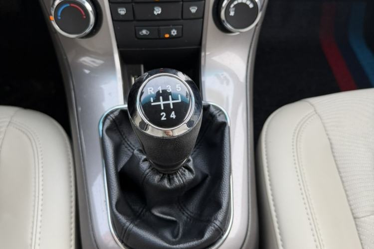 Used Chevrolet Cruze 2015 1.5L Classic SE MT Interior 5