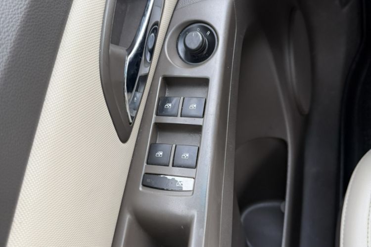 Used Chevrolet Cruze 2015 1.5L Classic SE MT Interior 6
