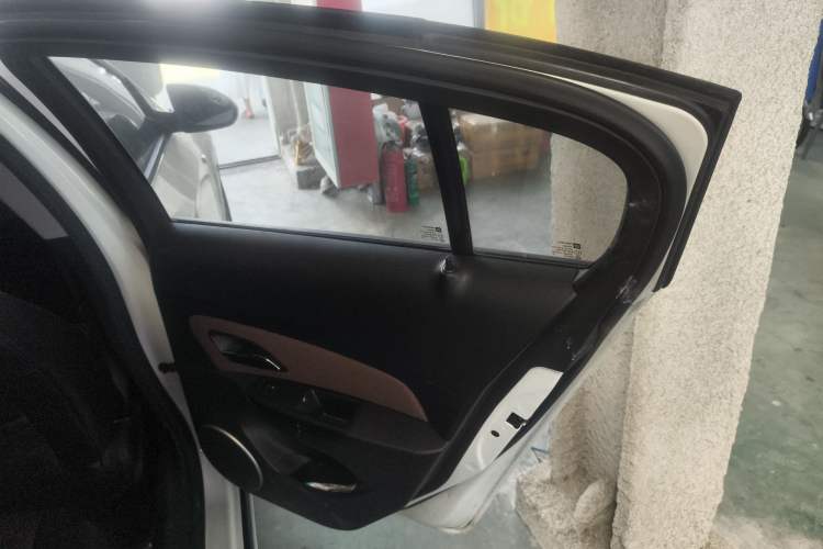 Used Chevrolet Cruze 2015 Hatchback 1.6L Automatic Comfort Edition Interior 6