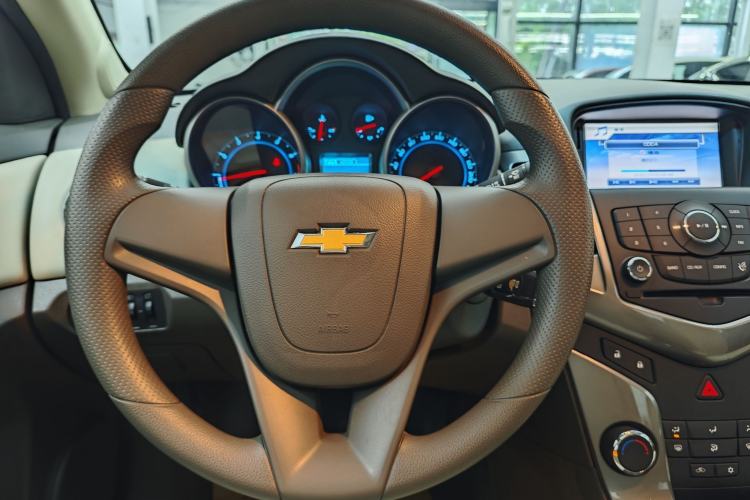 Used Chevrolet Cruze 2015 1.5L Classic SE AT Interior 6
