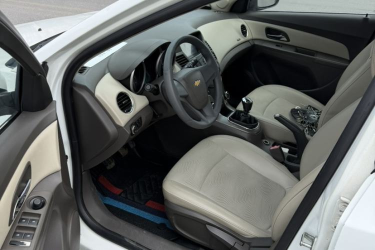Used Chevrolet Cruze 2015 1.5L Classic SE MT Interior 7