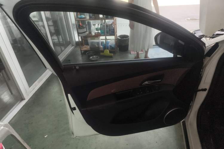 Used Chevrolet Cruze 2015 Hatchback 1.6L Automatic Comfort Edition Interior 7