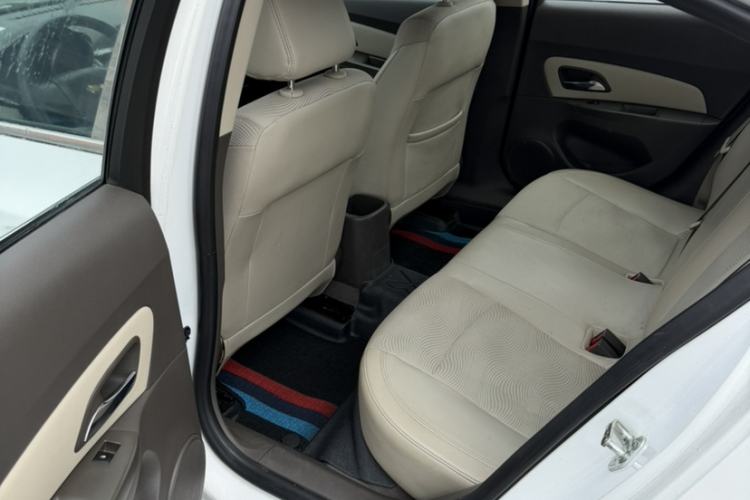 Used Chevrolet Cruze 2015 1.5L Classic SE MT Interior 8