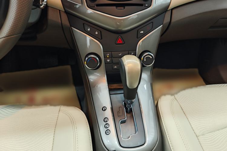 Used Chevrolet Cruze 2015 1.5L Classic SE AT Interior 8