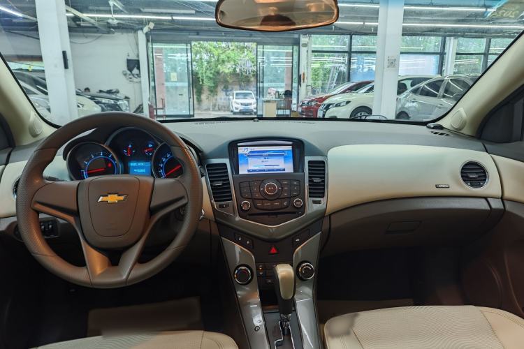Used Chevrolet Cruze 2015 1.5L Classic SE AT Interior 9