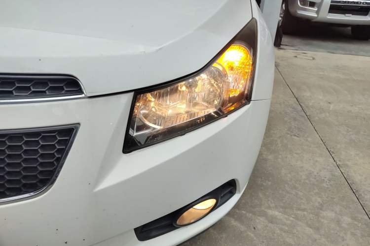 Used Chevrolet Cruze 2015 Hatchback 1.6L Manual Comfort Edition Left Front Headlight