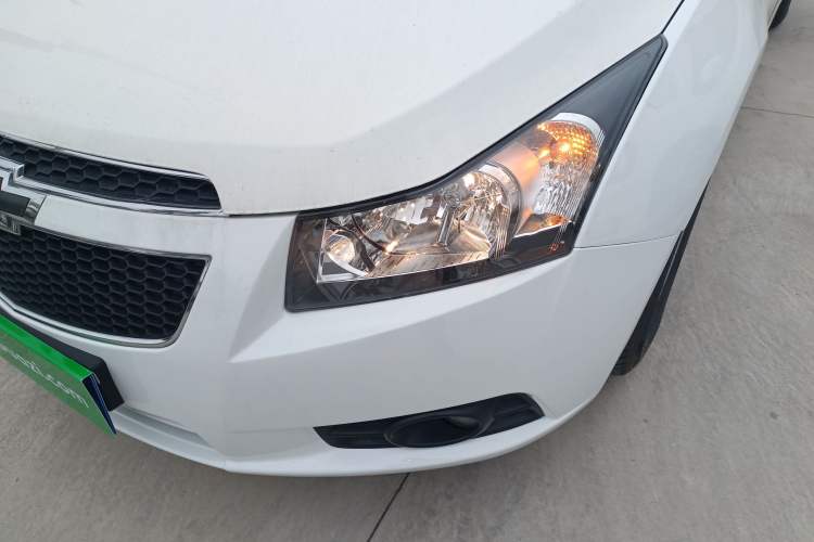 Used Chevrolet Cruze 2015 Hatchback 1.6L Manual Comfort Edition Left Front Headlight
